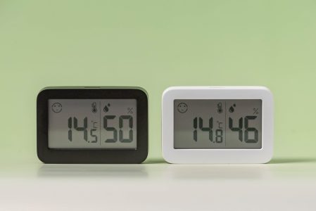 Hygrometer met temperatuurmeter binnen